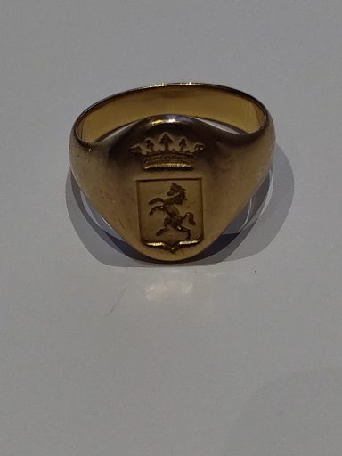 Chevalière de Marc Defline, donnée à Mathieu pour ses 18 ansdont les armoiries semblent être un assemblage de celles des Cornemont...